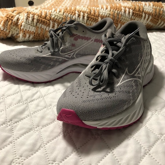 Mizuno Enerzy Wave Inspire 19 Tennis Shoes - Picture 2 of 9